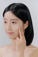 SKIN1004 Madagascar Centella Tone Brightening Tone-Up Sunscreen 50ml - Imagen 4