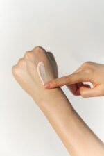 SKIN1004 Madagascar Centella Tone Brightening Tone-Up Sunscreen 50ml - Imagen 5